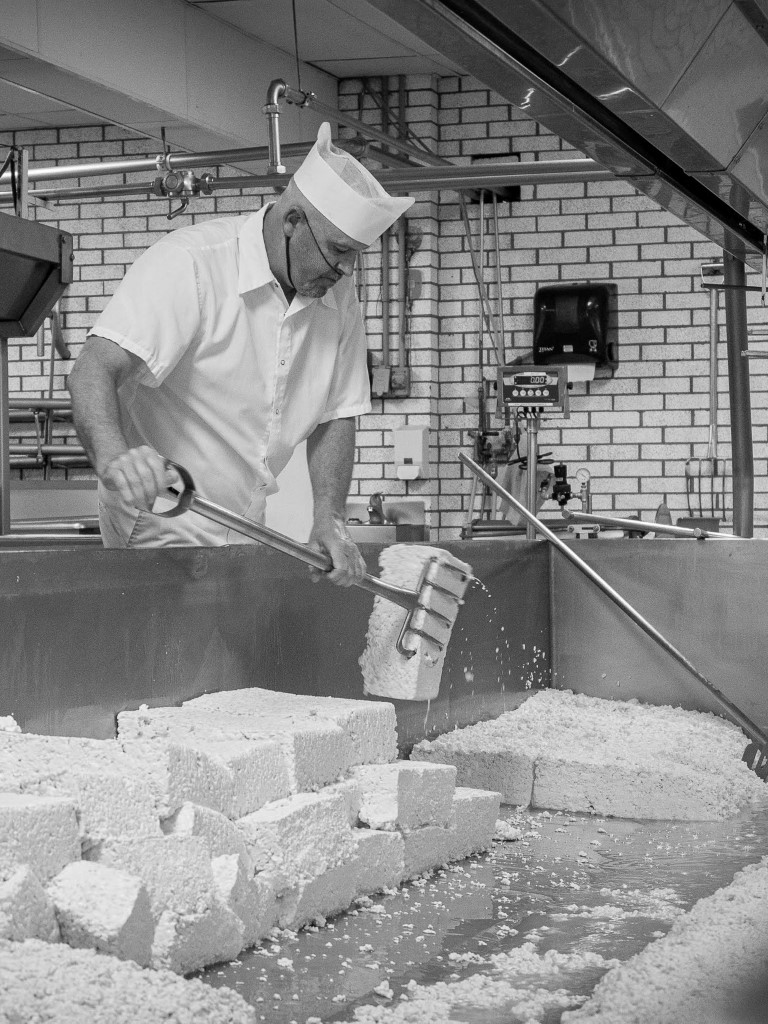 photo-employe-fabrication-fromage